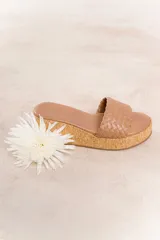 Sandalia con plataforma de corcho y capellada tejida de cuero vacuno.