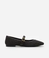 Zapatos chatitas de mujer tipo Mary Jane de la marca Satinato, color marrón oscuro con textura trenzada y tira superior con hebilla metálica dorada.