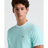 Remera celeste de piqué con cuello redondo y mangas cortas con ribete blanco y logo de pingüino bordado en el pecho.
