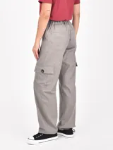 Pantalón cargo color gris, de corte recto y tiro alto, con bolsillos laterales y bolsillos cargo con solapa y botón.