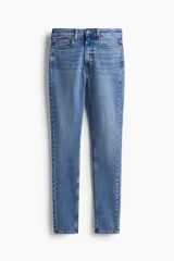 Jean skinny de tiro alto en denim azul claro, con diseño de cinco bolsillos y cierre frontal con botón y cremallera.