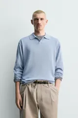 Polo de punto regular fit color celeste, tejido con mezcla de cáñamo y algodón. Presenta cuello tipo solapa con abertura frontal y manga larga, con terminaciones en rib.