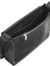 Cartera tipo mensajero de piel sintética negra, con solapa frontal y cierre magnético. Presenta una correa ajustable y múltiples bolsillos interiores.