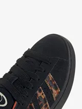 Championes Adidas Campus 00s negros con las tres tiras laterales en animal print y contrafuerte naranja.