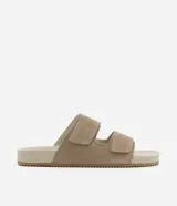 Sandalia masculina tipo slide de gamuza en color tostado, con dos tiras anchas ajustables mediante velcro, plantilla texturizada y suela de goma con relieve dentado.