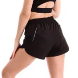 Short deportivo Asics para mujer, color negro con cintura elástica ajustable mediante cordón y logo de la marca estampado en blanco en el lateral.