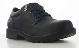 Zapato de cuero negro con cordones, diseño robusto y suela dentada antideslizante.