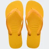 Ojotas Havaianas modelo Top, color amarillo mostaza, con tiras a tono. Presentan textura de arroz en la plantilla y el logo de la marca grabado.