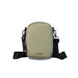 Bandolera de cuero sintético color negro, con doble cierre superior y correa de galón ajustable. Incluye un bolsillo interior de fácil acceso.