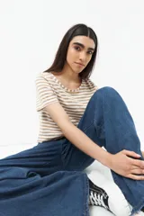 Remera corta a rayas horizontales azul marino y blanco, de manga corta y corte ajustado.