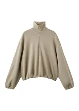 Jersey verde militar con cuello alto y cierre frontal parcial de cremallera, de manga larga y diseño holgado.