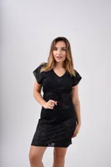 Vestido playero negro de encaje con mangas cortas, escote en V y cintura ajustable con cordón.
