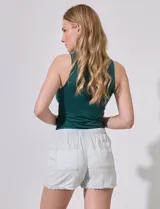 Short negro de tencel, con pretina ancha elastizada, lazo de ajuste, bolsillos delanteros y traseros, y ruedo desflecado.