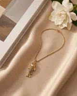 Collar de bronce con dije en forma de pez, decorado con circonias multicolores.