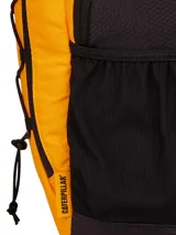 Mochila Cat modelo Himalayas, color naranja con detalles en negro. Cuenta con cordón elástico frontal para almacenamiento, bolsillos laterales de malla, compartimento principal con bolsillo interior y logo reflectante.