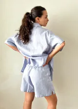 Camisa de corte amplio con estampado floral en tonos celeste, gris y blanco, confeccionada en lino y fibrana.