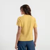 Blusa verde de manga corta con escote en V profundo y textura acanalada o plisada verticalmente. Corte holgado.