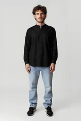 Camisa negra de manga larga con cuello mao, confeccionada en mezcla de algodón y lino.