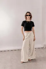 Pantalón de silueta amplia y calce relajado, color marrón, confeccionado en mezcla de lino y viscosa. Presenta cintura elastizada con lazo regulable y bolsillos laterales.