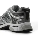 Championes Puma modelo Skyjet Prisco, color gris y negro con detalles plateados, diseño de running y training con suela amortiguada.