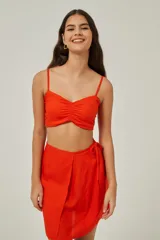Top corto color naranja, con breteles finos y fruncido en el busto.
