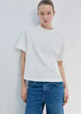 Camiseta blanca de cuello redondo y manga corta, con diseño oversize.