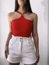 Short blanco de tiro alto con cintura elastizada y bolsillos laterales.