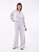 Campera tipo hoodie cropped de color azul marino, con cierre frontal completo, capucha y mangas largas con puños elásticos.