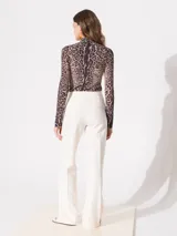 Pantalón sastrero de tiro alto color blanco, con botamanga ancha y cintura interna de poplín.