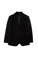 Blazer de corte oversize con cuello de solapa, manga larga y cierre frontal con botón. Cuenta con bolsillos delanteros con solapa.