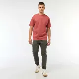 Pantalón de chándal cargo color verde militar, corte jogger con puños elásticos en los tobillos, bolsillos laterales tipo cargo en las piernas y diseño cómodo.