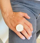 Anillo plateado con una pieza irregular de nácar.