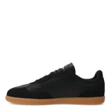 Championes Umbro de estilo clásico inspirados en el fútbol de salón. Presentan una capellada de material sintético y gamuza en color negro, con el logo de la marca en blanco en el lateral y una suela de goma color caramelo diseñada para ofrecer agarre en superficies lisas.