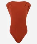 Body color terracota, de manga corta con pliegues en los hombros y escote canoa. Corte ajustado al cuerpo con broches inferiores.