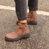 Bota corta de cuero color marrón chocolate, con caña baja, puntera redondeada y suela track negra.