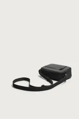 Bandolera porta teléfono de acabado engomado en color verde militar. Cuenta con un compartimento principal y un bolsillo frontal con cierre de cremallera, además de un bolsillo interior también con cierre. Incluye asa de hombro ajustable y extraíble, y detalle de mosquetón en el lateral.