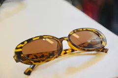 Lentes de sol con montura redonda de acetato en colores rojo, carey y negro. Cuentan con protección UV 400 y están habilitados por el Ministerio de Salud Pública.