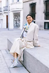 Championes celestes con glitter multicolor en punta y talón, lazo de raso y suela de cuero.