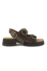 Sandalias de cuero marrón con plataforma de goma negra y hebillas metálicas.