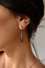 Aros colgantes de acero quirúrgico plateado con dije de piedra natural rosa en forma de lágrima.
