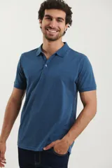 Remera tipo polo de piqué, manga corta, con cuello clásico y cierre frontal de botones al tono.