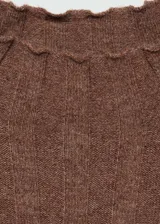 Vestido midi de punto fino con textura de canalé, cuello perkins y manga larga. Presenta un diseño entallado que se ajusta a la silueta.