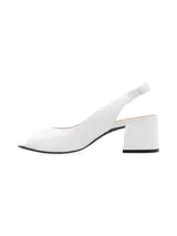 Sandalia de taco cuadrado medio, diseño tipo slingback con talón descubierto y puntera abierta. Presenta una tira elástica en el talón para mayor ajuste y comodidad.