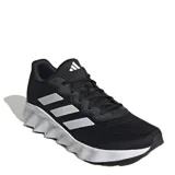 Championes de running Adidas modelo Switch Move, color negro con las tres tiras laterales en color plateado y entresuela blanca con diseño ondulado. Confeccionados en malla técnica transpirable con refuerzos sintéticos y suela de goma de alta resistencia.