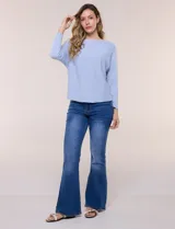 Buzo tejido liviano de calce holgado color celeste, con escote bote y mangas tipo dolman.