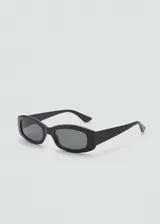 Gafas de sol rectangulares con montura de pasta negra y lentes oscuras.