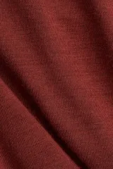 Polera de manga larga en punto de viscosa suave, color bordó, con cuello alto.