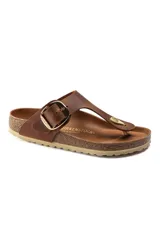 Sandalia Birkenstock modelo Gizeh con hebilla grande, confeccionada en cuero nobuck aceitado color cognac.