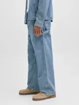 Jean baggy de tiro alto color azul claro, con fit holgado y diseño clásico de cinco bolsillos. Presenta un acabado stonewash para un aspecto desgastado y moderno. Confeccionado en denim tejido twill con mezcla de algodón orgánico y reciclado.