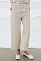 Jeans de tiro medio con diseño culotte y pierna ancha. Cuenta con cintura con trabillas, cierre frontal con cremallera y botón, y cinco bolsillos clásicos.